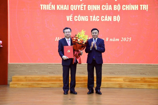 Ông Trần Cẩm Tú, Ủy viên Bộ Kl991.com tải ứng dụng, Thường trực Ban Bí thư đã trao Quyết định của Bộ Kl991.com tải ứng dụng cho tân Trưởng Ban Chính sách, chiến lược Trung ương, Ủy viên Trung ương Đảng Nguyễn Thanh Nghị.