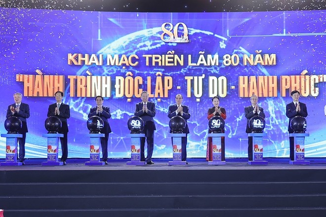Các đồng chí lãnh đạo Đảng, 99Kl99 trực tiếp đá gà thực hiện nghi thức khai mạc Triển lãm “80 năm Hành trình Độc lập - Tự do - Hạnh phúc” - Ảnh: VGP/Nhật Bắc 