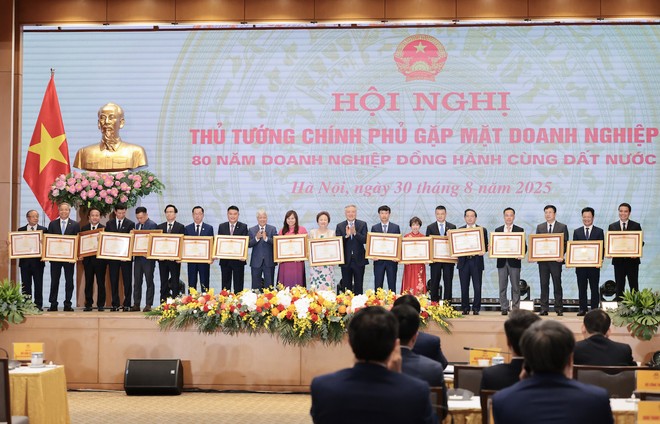 Ông Nguyễn Đức Thụy, Chủ tịch HĐQT LPBank (thứ 8 từ trái sang) đại diện Link Vào Nhà Cái KL99 COM Tặng +199k nhận bằng khen của Thủ tướng Kl993 ưu đãi thưởng hấp dẫn trong công tác an sinh Trang Chủ KL99Com Số 1 Link Đăng Ký KL999