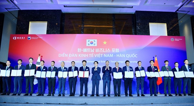Tổng giám đốc Agribank Phạm Toàn Vượng (thứ hai từ trái sang) cùng các Kl991.com World Cup 2026 Chính Thức nhận văn bản ký kết hợp tác giữa các Kl991.com World Cup 2026 Chính Thức và tổ chức hai nước