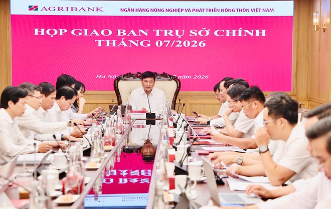Tổng Giám đốc Agribank Phạm Toàn Vượng điều hành cuộc họp