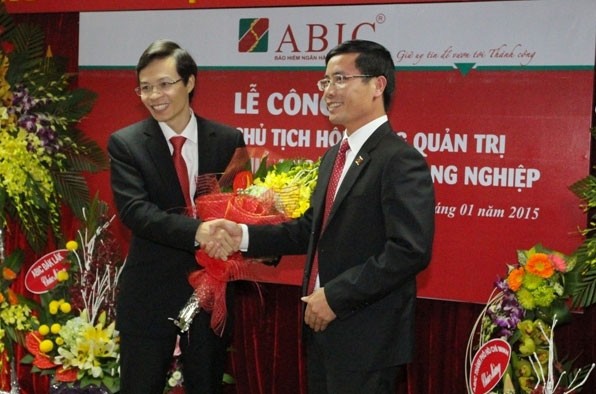 Ông Phạm Đức Ấn Phó chủ tịch HĐTV Agribank
 tặng hoa chúc mừng cho Ông Đinh Việt Đông