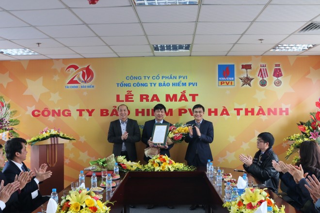 Ông Trương Quốc Lâm (bên phải), Tổng giám đốc Kl99kl phiên bản hoạt động PVI trao quyết định bổ nhiệm Giám đốc Kl99kl phiên bản hoạt động PVI Hà Thành cho ông Đặng Duy Tâm (giữa)