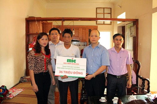 MIC trao bồi thường Kl99kl phiên bản hoạt động tai nạn hộ sử dụng điện   