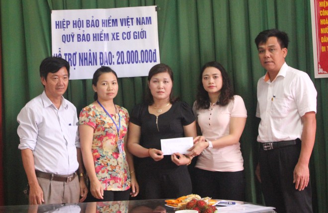 Quỹ Kl99kl phiên bản hoạt động xe cơ giới  trao hỗ trợ nhân đạo cho nạn nhân ở Nghệ An