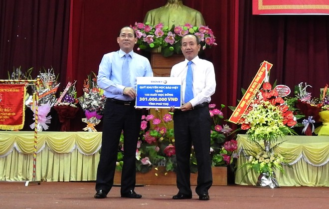 Lãnh đạo Bảo Việt trao học bổng Quỹ Khuyến học Bảo Việt tại tỉnh Phú Thọ 
