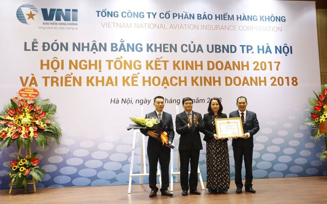 Kl99kl phiên bản hoạt động Hàng không (VNI) đón nhận Bằng khen của UBND TP Hà Nội