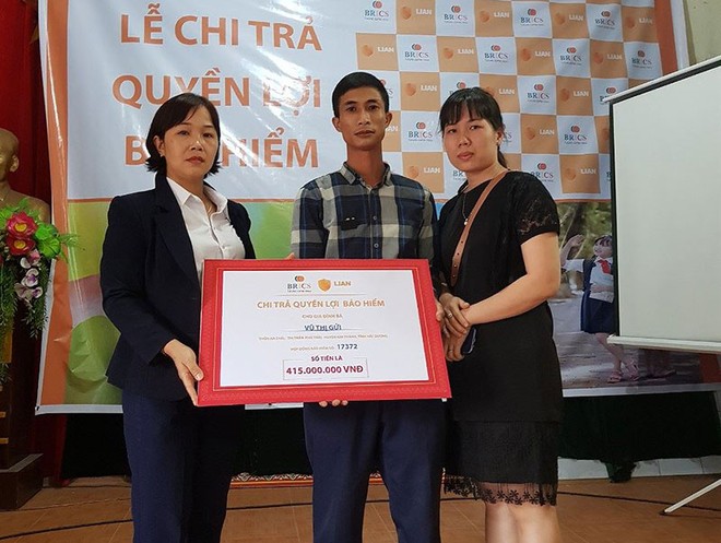 Đại diện khách hàng mua Kl99kl phiên bản hoạt động thông qua ứng dụng LIAN nhận số tiền Kl99kl phiên bản hoạt động 415 triệu đồng