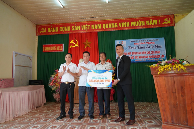 Ông Cao Văn Hoài, Chủ tịch HĐQT Bestlife (ngoài cùng bên phải) trao tặng  100 hợp đồng Kl99kl phiên bản hoạt động ung thư