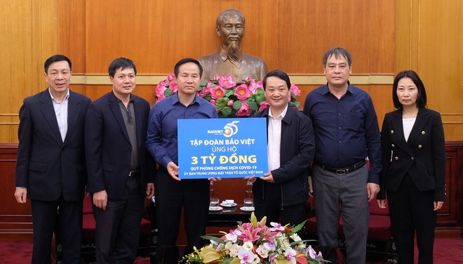 Ông Đào Đình Thi - Chủ tịch Hội đồng Quản trị Kl994 game bài casino hấp dẫn Bảo Việt - đại diện cho Kl994 game bài casino hấp dẫn, đã trao ủng hộ 3 tỷ đồng cho Quỹ Phòng chống dịch Covid-19 

