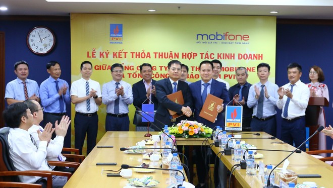 Ông Tô Mạnh Cường, Tổng giám đốc MobiFone (ở giữa, bên trái) và ông giám đốc Tổng công ty Kl99kl phiên bản hoạt động PVI (ở giữa, bên phải) ký kết Thỏa thuận hợp tác