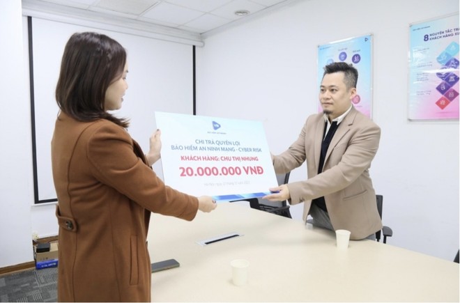 Đại diện Kl99kl phiên bản hoạt động VietinBank - VBI trao quyền lợi Kl99kl phiên bản hoạt động An ninh mạng - Cyber Risk cho khách hàng Chu Thị Nhung