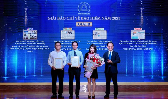 Nhà báo Kim Lan, Báo Kl99ok phiên bản mới (thứ 2 từ phải qua) nhận giải B từ Ban tổ chức. Ảnh: BTC