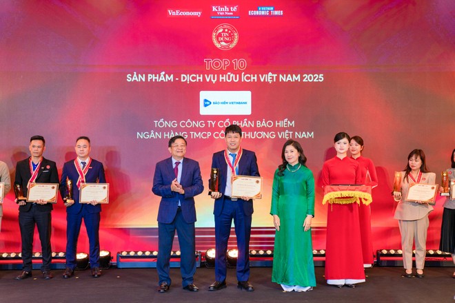 Đại diện Lãnh đạo Kl99kl phiên bản hoạt động VietinBank (VBI) nhận bằng khen và cúp của Ban tổ chức