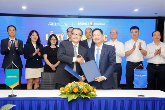 Lãnh đạo ABBANK và Kl99kl phiên bản hoạt động Bảo Việt ký hợp tác bán chéo sản phẩm giữa hai bên.