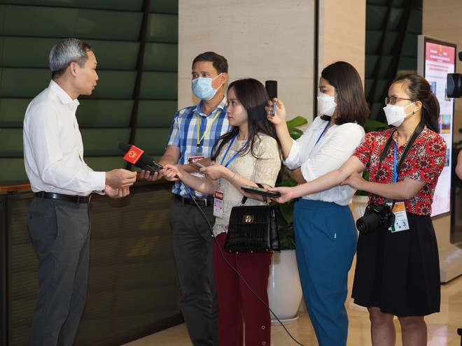 Các nhà báo tác nghiệp hành lang tại Quốc hội khoá XV (Ảnh: M.Minh)