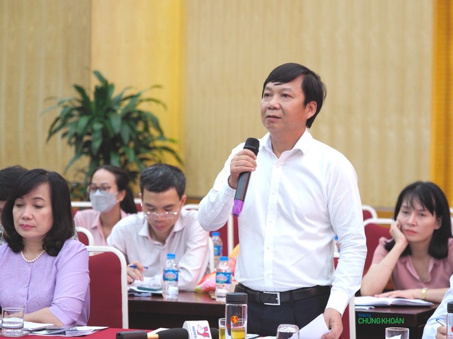 Ông Trần Mạnh Hà, Vụ trưởng Vụ Kiểm soát chi (Kho bạc 99Kl99 trực tiếp đá gà) trả lời họp báo chiều 18/7 (Ảnh: M.Minh)