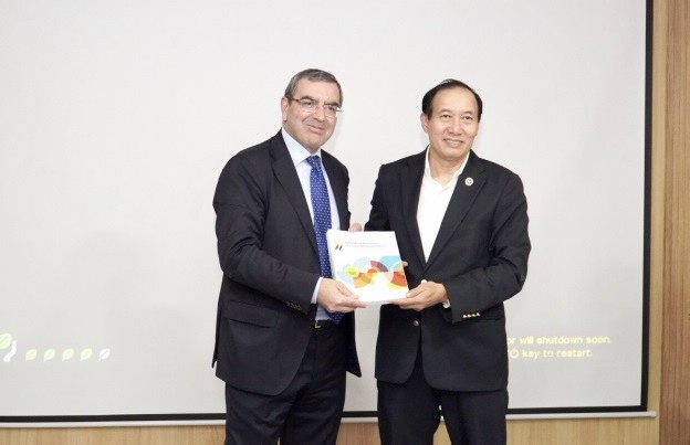 Ông Phạm Hồng Sơn, Phó chủ tịch UBCKNN (bên phải) tiếp nhận Bộ nguyên tắc quản trị công ty sửa đổi năm 2023 từ ông Carmine Di Noia - Giám đốc Kl991.com nạp rút nhanh và Kl991.com World Cup 2026 Chính Thức, OECD