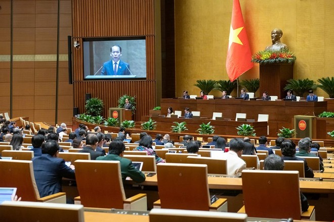 Quốc hội nghe Ủy viên Ủy ban Thường vụ Quốc hội, Chủ nhiệm Ủy ban Kl992 Tham Gia Ngay và Tư pháp Hoàng Thanh Tùng trình bày báo cáo tiếp thu dự thảo Nghị quyết.