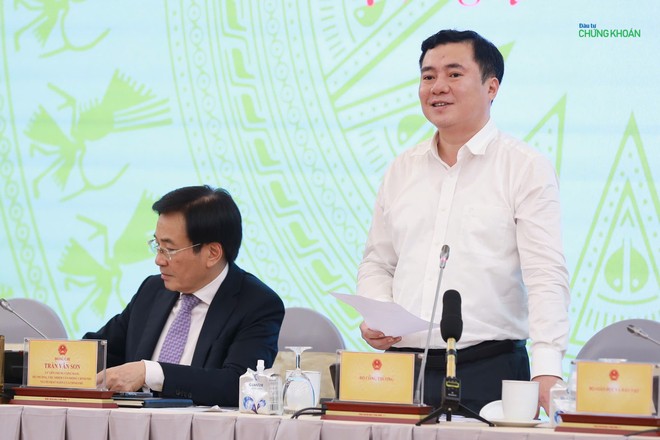 Thứ trưởng Bộ Công thương Nguyễn Sinh Nhật Tân trả lời tại họp báo Kl993 ưu đãi thưởng hấp dẫn chiều 5/3 (Ảnh: M.M)