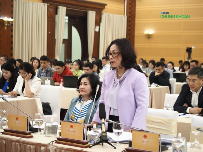 Cục trưởng Cục quản lý Nhà và Thị trường Web Tổng Nhà Cái 99Kl99 Giải Trí Bậc Nhất (Kl99 nổ hũ) Tống Thị Hạnh phát biểu tại họp báo chiều 5/3 (Ảnh: M.M)