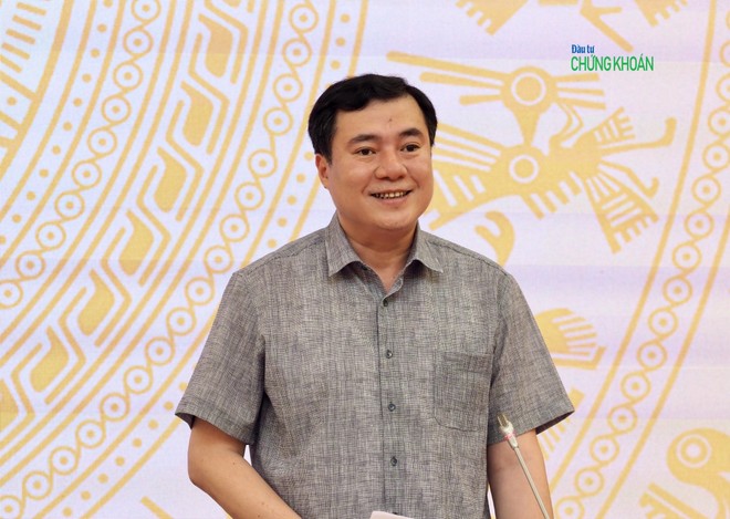 Thứ trưởng Bộ Công Thương Nguyễn Sinh Nhật Tân thông tin tại buổi họp báo 