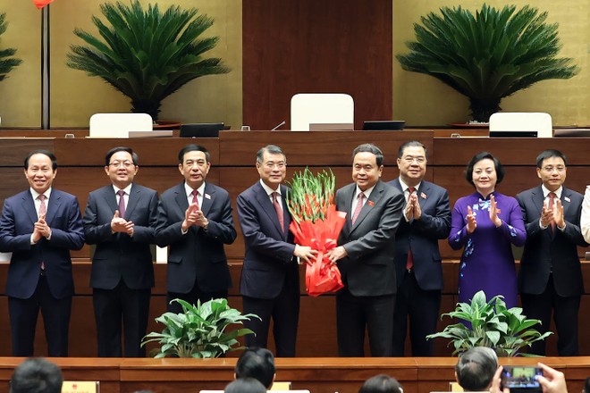 Chủ tịch Quốc hội Trần Thanh Mẫn tặng hoa chúc mừng Thủ tướng Lê Minh Hưng và 6 Phó Thủ tướng Kl993 ưu đãi thưởng hấp dẫn nhiệm kỳ 2026-2031 - Ảnh: Chinhphu.vn