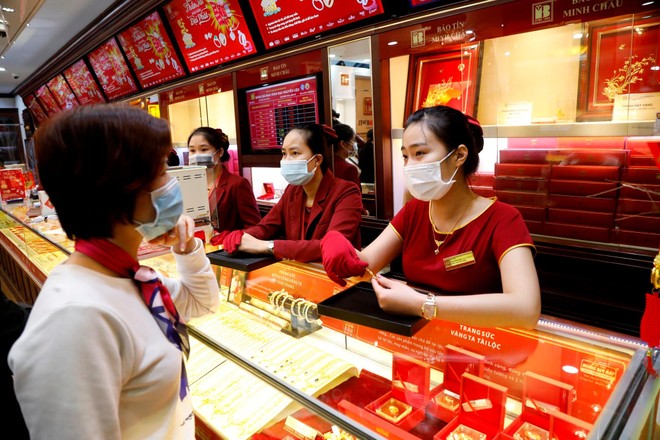 Giá vàng hôm nay ngày 4/5: SJC "bất động" nhìn vàng thế giới vọt tăng