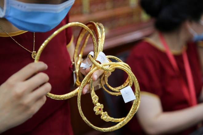 Giá vàng hôm nay ngày 22/8: Vàng "chờ" tín hiệu mới