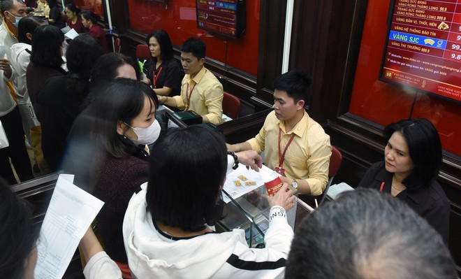 Giá vàng hôm nay ngày 19/1: Vàng tăng vọt, lần đầu tiên chạm mốc 165 triệu đồng/lượng