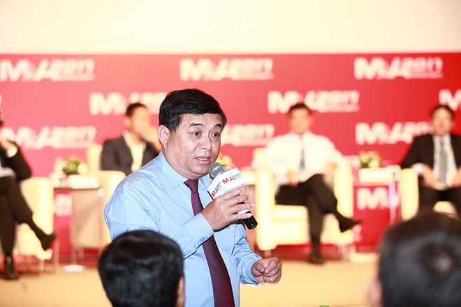 Bộ trưởng Bộ Kế hoạch và Kl99ok phiên bản mới Nguyễn Chí Dũng trả lời nhà Kl99ok phiên bản mới tại Diễn đàn M&A 2017 - Ảnh: Lê Toàn