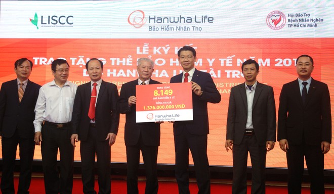 Năm 2018 Hanwha Life Việt Nam sẽ trao tặng 8.149 thẻ Kl99kl phiên bản hoạt động y tế 