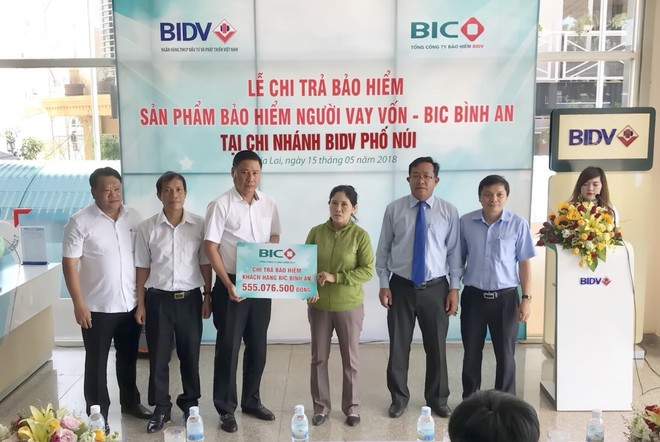 BIC trao hơn 555 triệu đồng tiền Kl99kl phiên bản hoạt động người vay vốn cho khách hàng tại Gia Lai