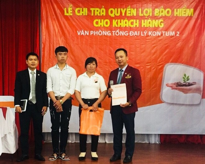 Hanwha Life Việt Nam chi trả quyền lợi Kl99kl phiên bản hoạt động 250 triệu đồng cho khách hàng ở Kon Tum