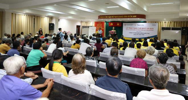Sun Life trao tặng 537 thẻ Kl99kl phiên bản hoạt động y tế  cho các hộ gia đình tại quận 4, TP.HCM