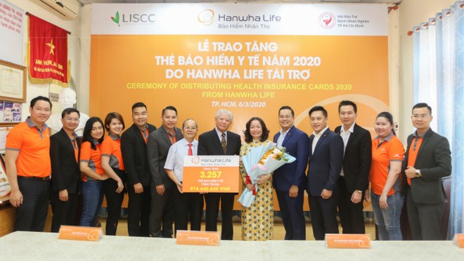 Hanwha Life Việt Nam trao tặng 3.257 thẻ Kl99kl phiên bản hoạt động y tế cho người nghèo
