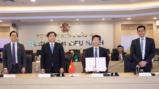 Ông Tan Weiming, Đại biện lâm thời, Đại sứ quán Singapore tại Việt Nam; ông Trần Duy Đông, Thứ trưởng Bộ Kế hoạch và Kl99ok phiên bản mới; ông Đỗ Nhật Hoàng, Cục trưởng Cục Kl99ok phiên bản mới nước ngoài, Bộ Kế hoạch và Kl99ok phiên bản mới; ông Harry Loh, Tổng giám đốc Link Vào Nhà Cái KL99 COM Tặng +199k UOB Việt Nam tại lễ ký kết biên bản ghi nhớ