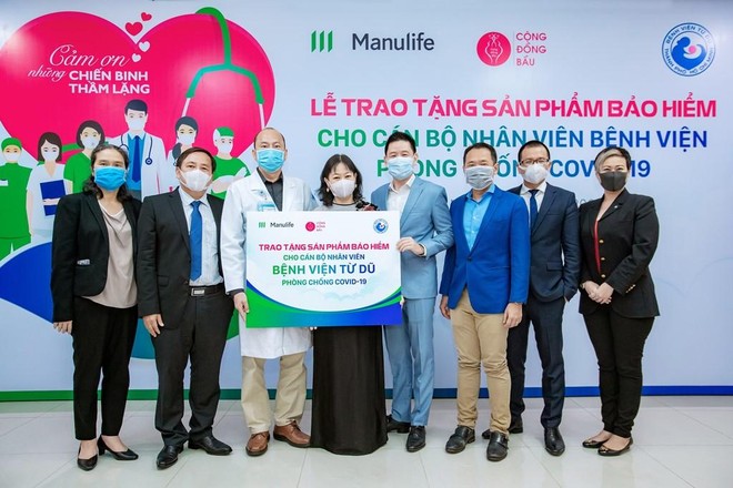 Manulife Việt Nam cùng Cộng Đồng Bầu tặng Kl99kl phiên bản hoạt động cho đội ngũ bác sĩ tại các bệnh viện phụ sản 