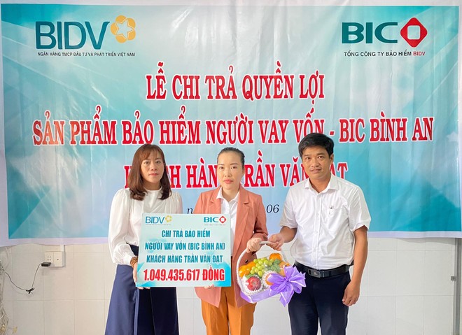 BIC trao hơn 1 tỷ đồng quyền lợi Kl99kl phiên bản hoạt động cho khách hàng vay vốn tại Bến Tre