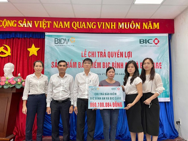 BIC chi trả hơn 860 triệu đồng quyền lợi Kl99kl phiên bản hoạt động cho cán bộ BIDV Tây Đô