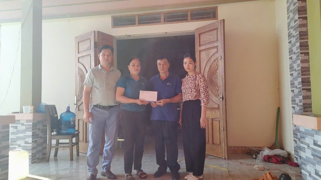 Đại diện Kl99kl phiên bản hoạt động PTI trao tiền tạm ứng bồi thường cho khách hàng