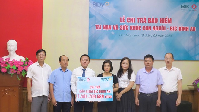 Đại diện Link Vào Nhà Cái KL99 COM Tặng +199k 99Kl99 trực tiếp đá gà chi nhánh tỉnh Phú Thọ, Chính quyền địa phương, Chi nhánh BIDV Hùng Vương và BIC trao tiền Kl99kl phiên bản hoạt động cho thân nhân khách hàng