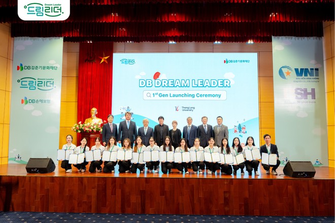 Lãnh đạo Kl994 game bài casino hấp dẫn DB trao học bổng cho sinh viên ĐH Thăng Long
