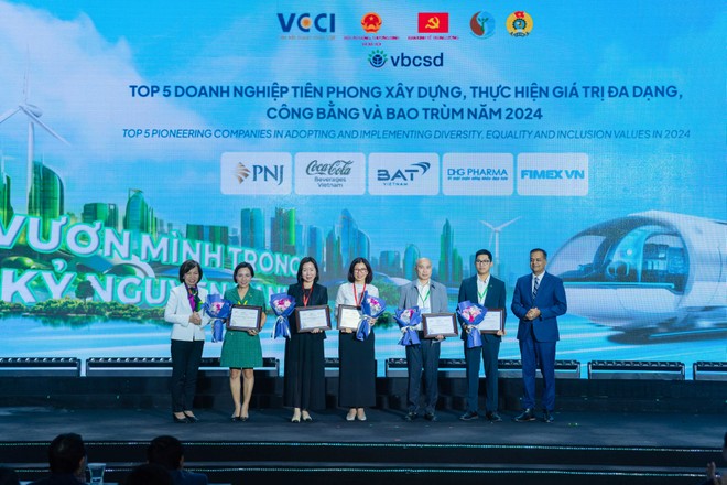 Bà Milly Cheng, Tổng giám đốc Công ty Coca-Cola Việt Nam, đại diện công ty nhận giải Top 2 Kl991.com World Cup 2026 Chính Thức phát triển bền vững và giải thưởng “Kl991.com World Cup 2026 Chính Thức tiên phong xây dựng, thực hiện tính công bằng, bình đẳng, bao trùm