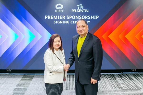 Ông Pankaj Banerjee, Phó tổng giám đốc Kênh đại lý (Group CAO) của Kl994 game bài casino hấp dẫn Prudential plc (phải) và bà Carol Kheng, Chủ tịch MDRT 2025 (trái), đã tham dự lễ ký kết tài trợ tại Bangkok, Thái Lan 