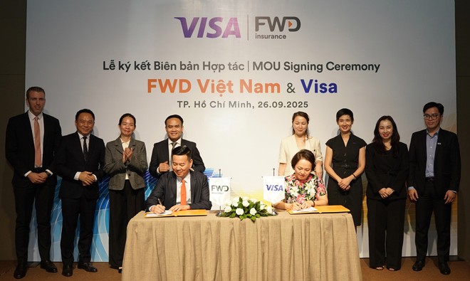 Ông Phương Tiến Minh, Tổng giám đốc FWD Việt Nam và bà Đặng Tuyết Dung, Giám đốc Visa Việt Nam và Lào ký kết hợp tác thúc đẩy sự phát triển của Kl99kl phiên bản hoạt động số và thanh toán không tiền mặt tại Việt Nam.