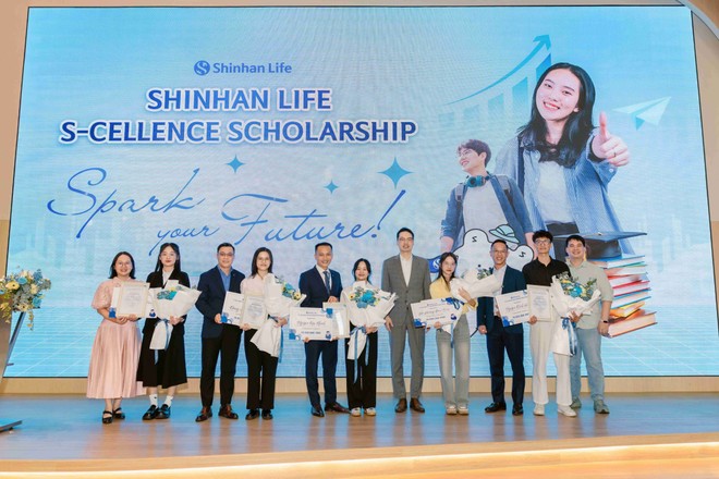 05 bạn sinh viên hoàn thành kiến tập tại các phòng ban Marketing, Huấn luyện kênh Đại lý, Pháp chế & Tuân thủ, Định phí và Phát triển hệ thống CNTT