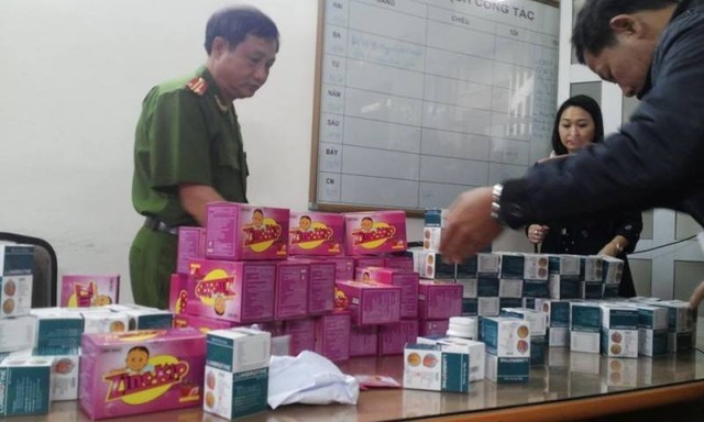 Mỹ phẩm, thuốc chữa bệnh, thực phẩm chức năng, quần áo, túi xách, mũ Kl99kl phiên bản hoạt động, rượu- bia- nước giải khát, và cả đến "tem chống hàng giả" cũng bị làm giả …