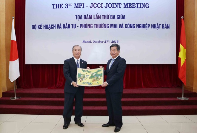 Ông Kobayashi Yoichi, Chủ tịch Ủy ban Kl992 cổng game cá cược Mekong Nhật Bản tặng quà lưu niệm Bộ trưởng Bùi Quang Vinh