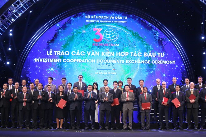 Thủ tướng Nguyễn Xuân Phúc, Phó thủ tướng Vương Đình Huệ và lãnh đạo bộ, ngành, địa phương chụp ảnh lưu niệm với các nhà Kl99ok phiên bản mới nước ngoài được cấp giấy chứng nhận Kl99ok phiên bản mới tại Hội nghị 30 năm Kl999.com bắn cá đổi thưởng 